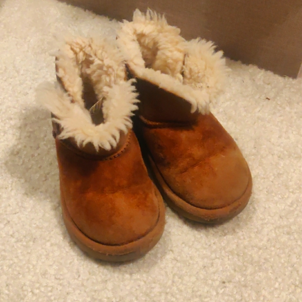 UGG Chestnut Bailey Button Boots kids sz 8